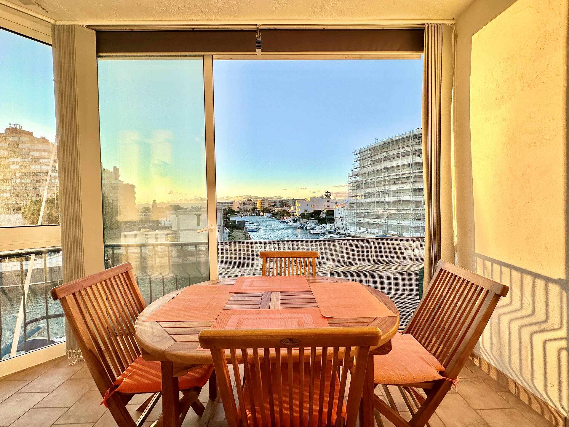 Superb apartment with view of the canal, close to the beach of Santa Margarita