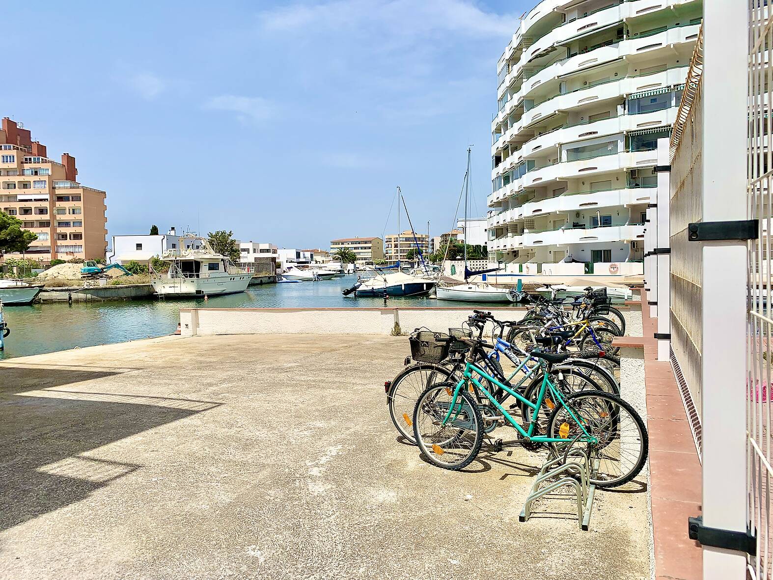 Superb apartment with view of the canal, close to the beach of Santa Margarita
