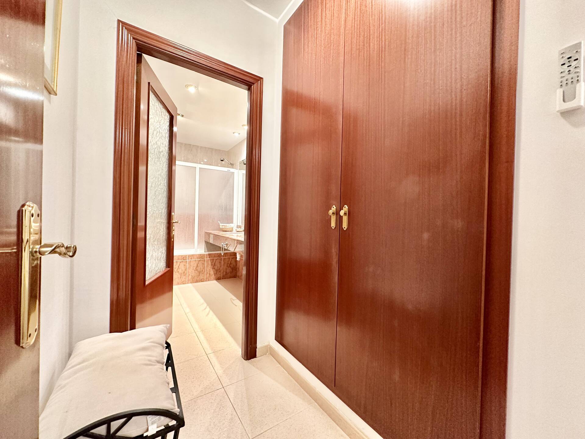 Hermoso apartamento en primera línea de mar con parking y licencia turística en venta en Empuriabrav