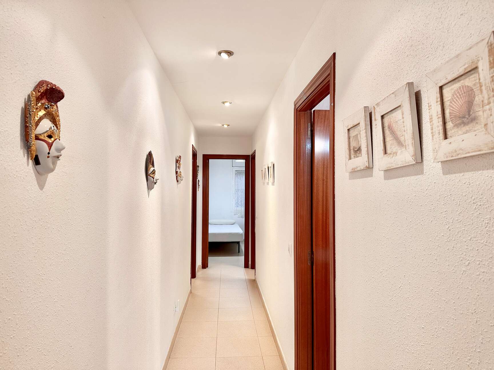 Hermoso apartamento en primera línea de mar con parking y licencia turística en venta en Empuriabrav