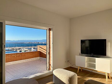 Magnificent renovated  apartment with sea views for sale in Roses