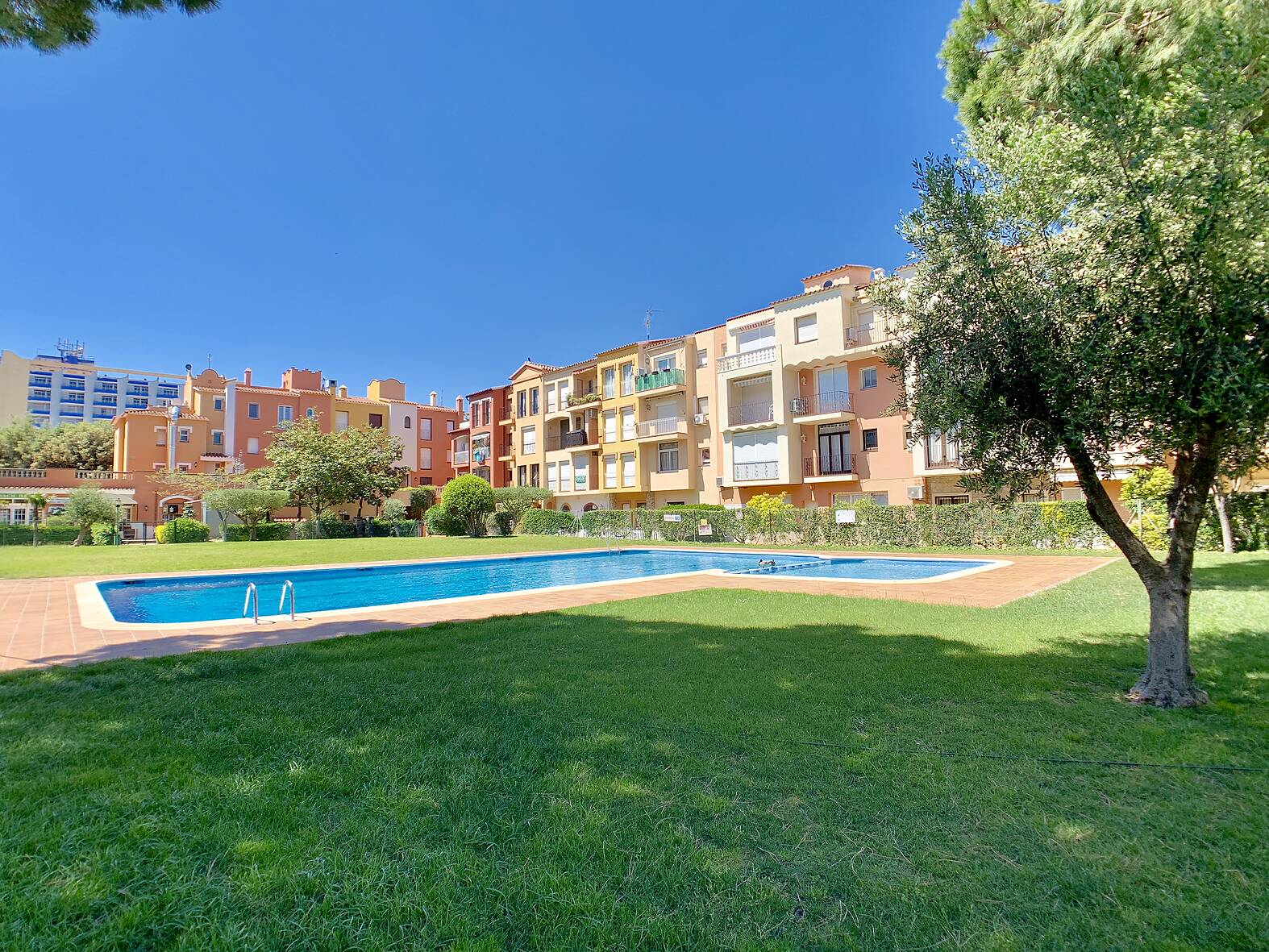 Beautiful apartment with swimming pool for sale in Empuriabrava