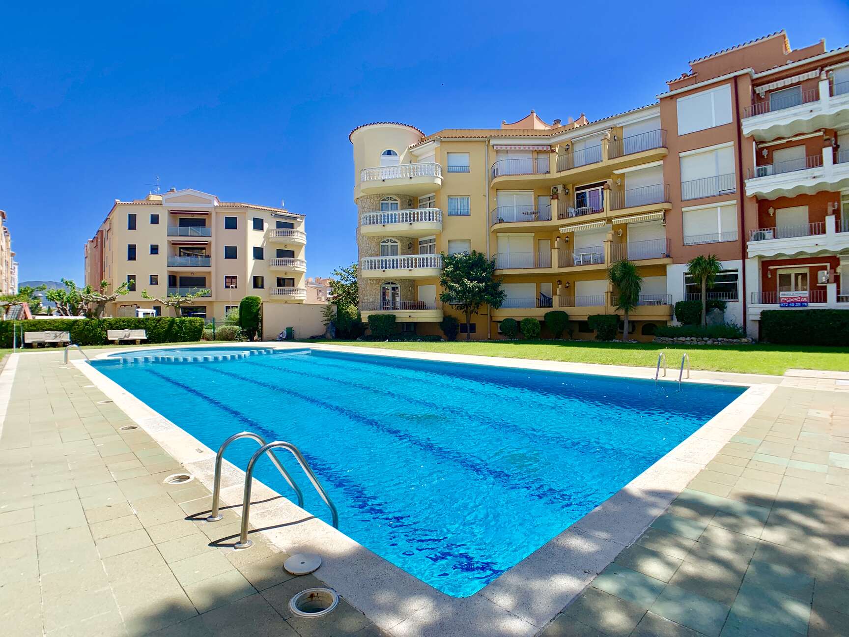 Beautiful apartment with swimming pool for sale in Empuriabrava