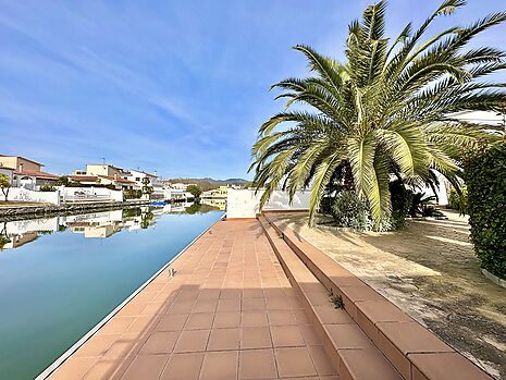 Villa renovada con amarre, piscina y garaje, ideal para amantes del lujo y tranquilidad.