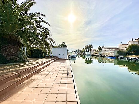 Renovated villa with mooring, pool, and garage, ideal for luxury and tranquility enthusiasts.