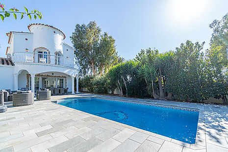 Beautiful house with pool and 12,50m mooring on a wide canal in Empuriabrava