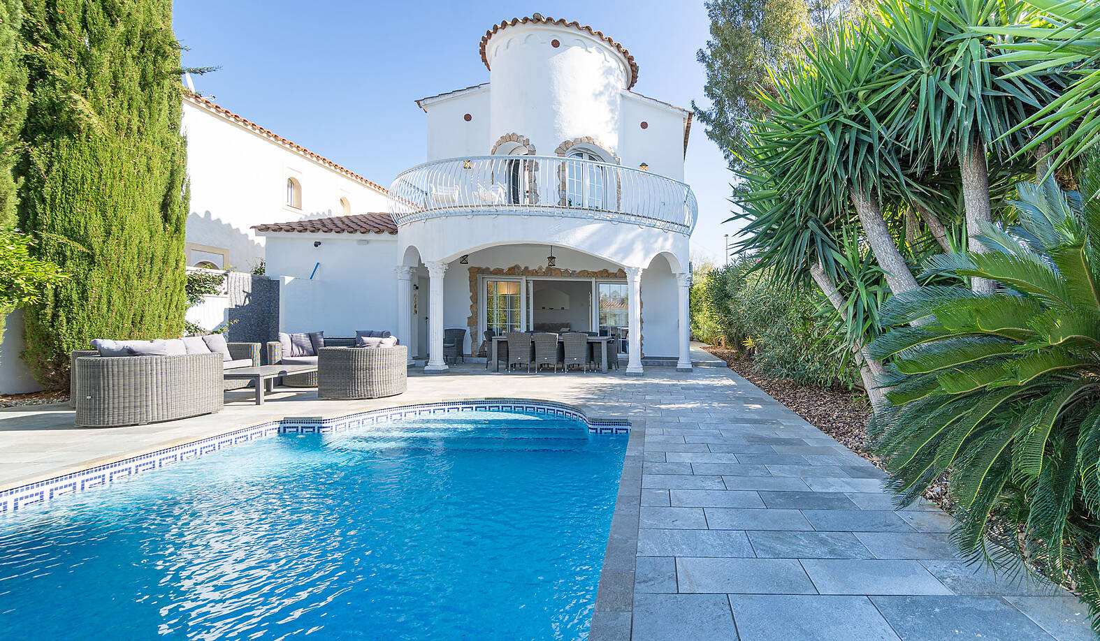 Beautiful house with pool and 12,50m mooring on a wide canal in Empuriabrava