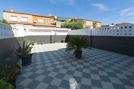 Bonita casa adosada con gran terraza en Castelló d'Empuries- Costa Brava.
