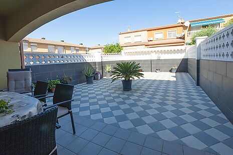 Nice semi-detached house with large terrace in Castelló d'Empuries - Costa Brava.