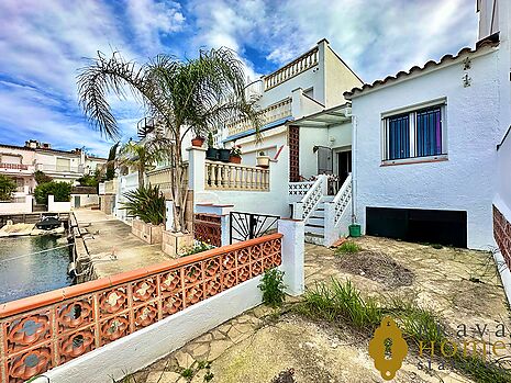 Lovely single-storey house with mooring for sale in Empuriabrava
