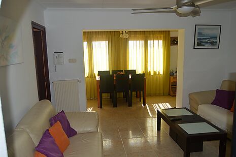 Casa de 4 dormitorios con vistas panoramicas al mar y garaje en venta en Rosas.