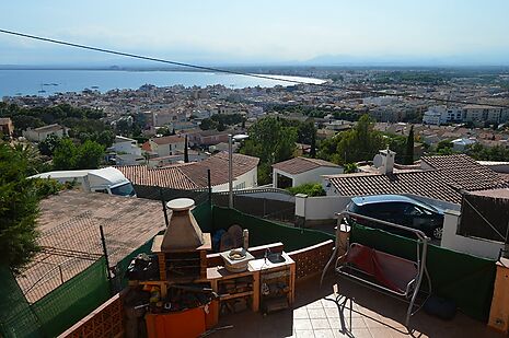4 bedroom house with panoramic sea views and garage for sale in Rosas.