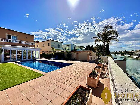 Espectacular casa con amarre de 12m en canal Ebre en venta en Empuriabrava.