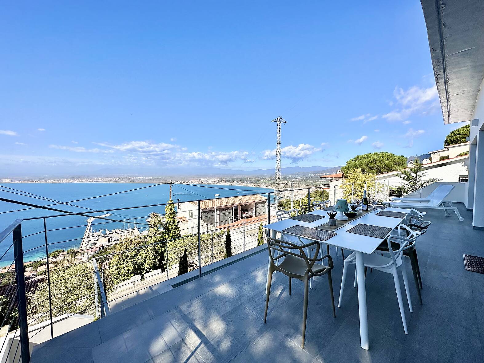 Magnifica casa con vistas al mar en venta en Rosas