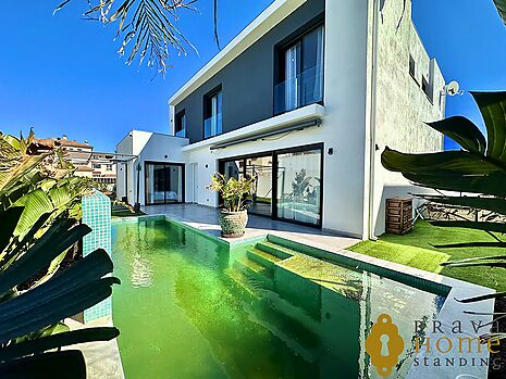 Casa contemporània amb piscina en venda a Empuriabrava
