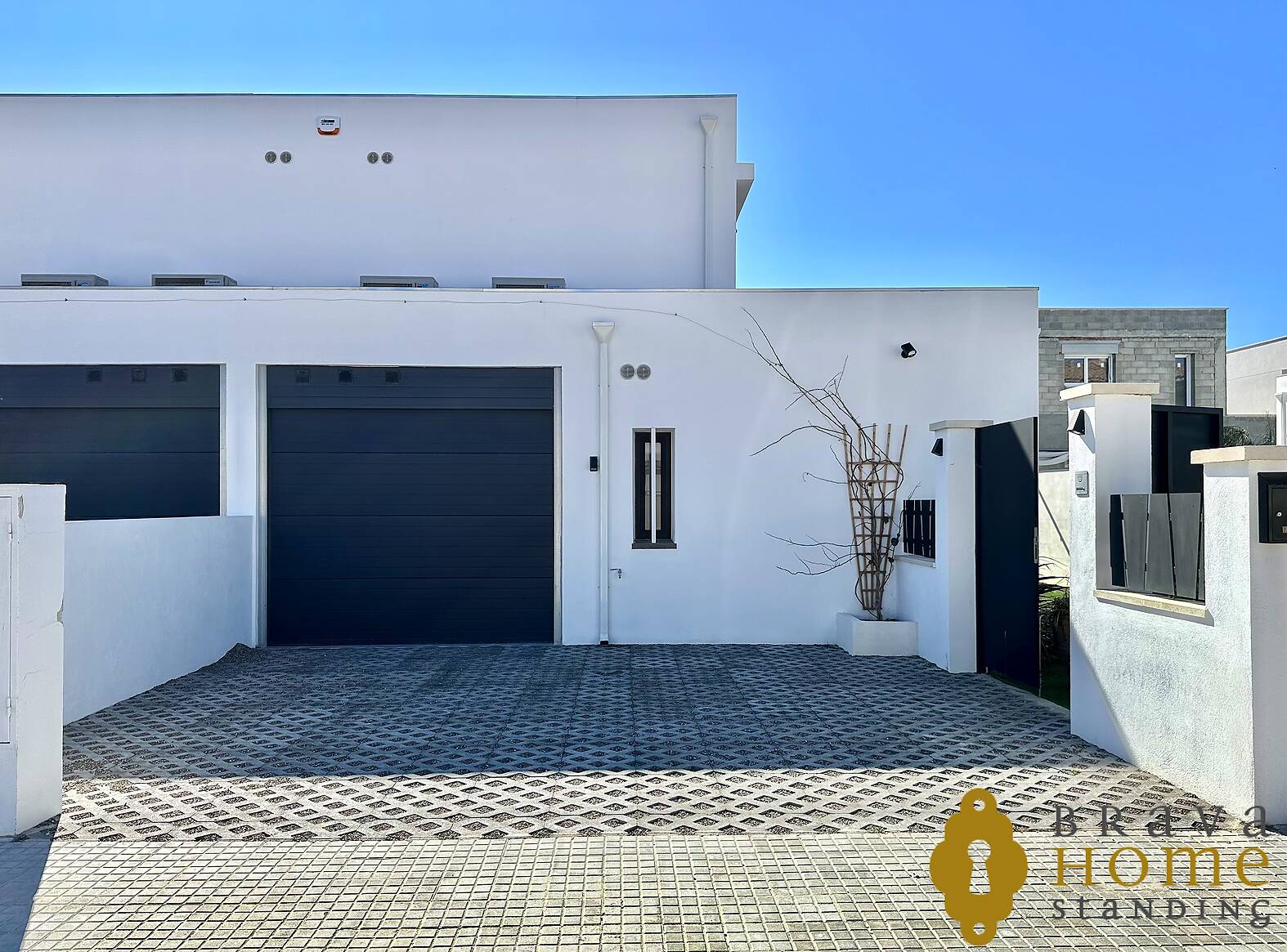 Contemporary house with pool for sale in Empuriabrava