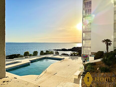 Apartamento con vista al mar y piscina en venta en Rosas