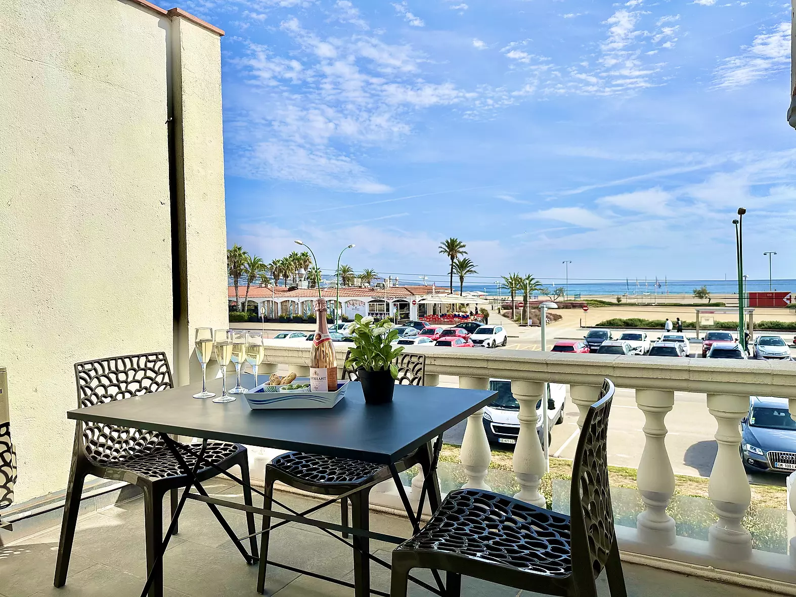 Beautiful seafront apartment with tourist rentals license for sale in Empuriabrava