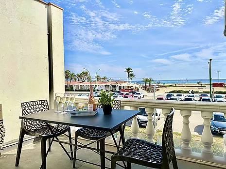 Beautiful seafront apartment with tourist license for sale in Empuriabrava