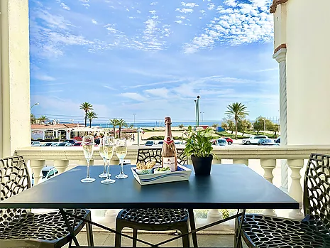 Beautiful seafront apartment with tourist license for sale in Empuriabrava