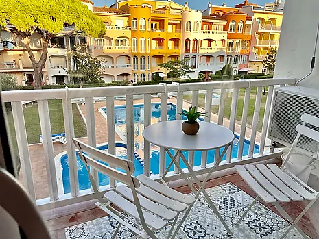 Cozy apartment near the beach with private parking and communal pools