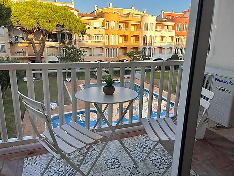Cozy apartment near the beach with private parking and communal pools