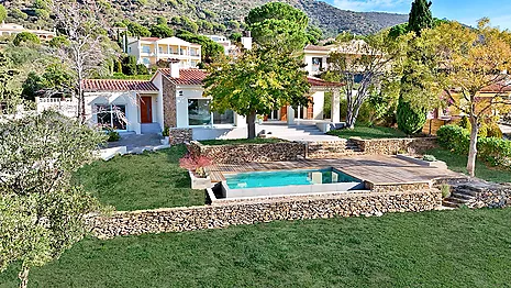 Außergewöhnliche Villa inmitten von Olivenbäumen in der Nähe von Rosas