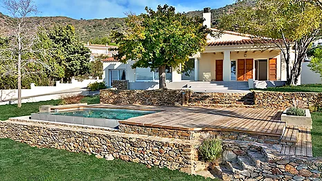 Außergewöhnliche Villa inmitten von Olivenbäumen in der Nähe von Rosas