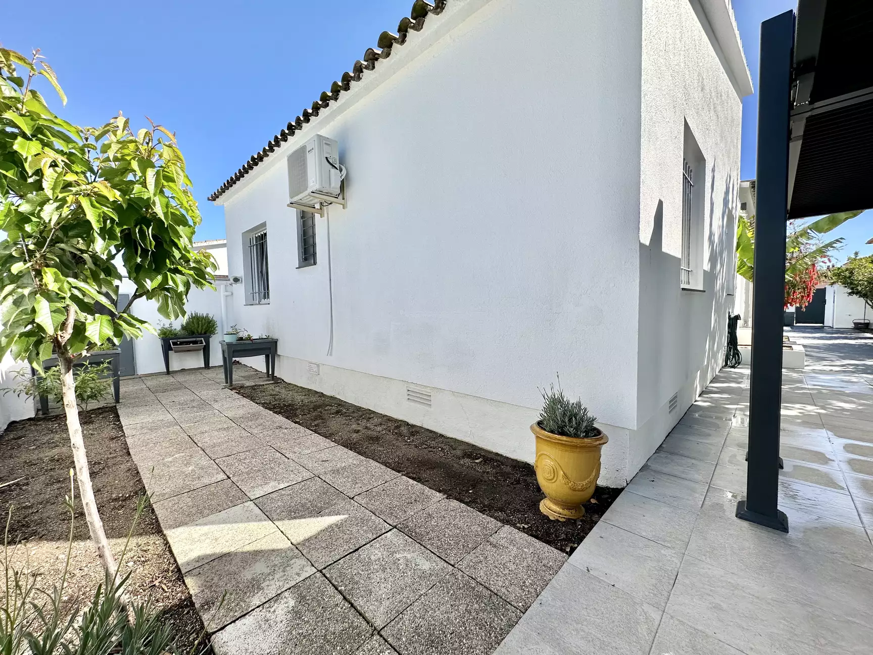 Beautiful one-story house with pool and garage for sale in Empuriabrava