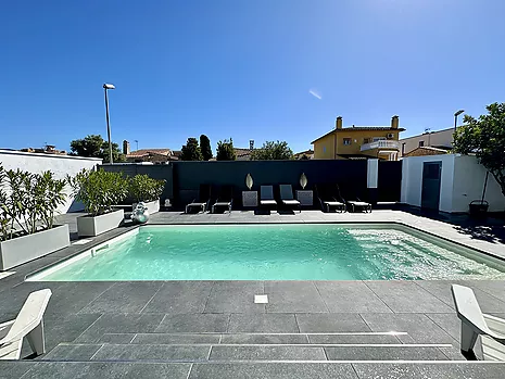 Preciosa casa d´una planta amb piscina i garatge en venda a Empuriabrava