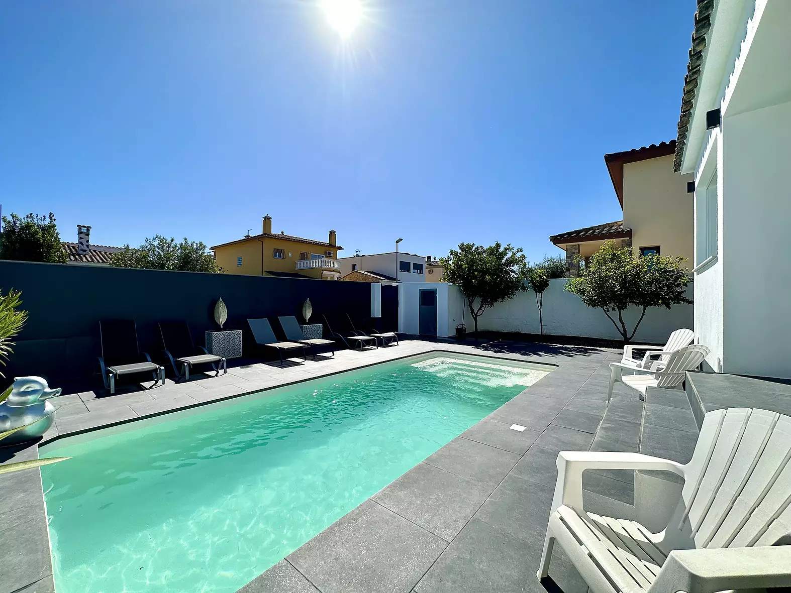 Beautiful one-story house with pool and garage for sale in Empuriabrava