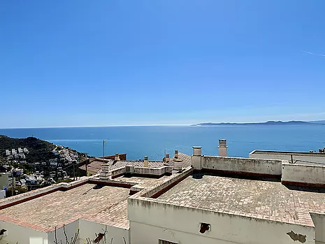 Apartment with sea and mountain views for sale in Roses
