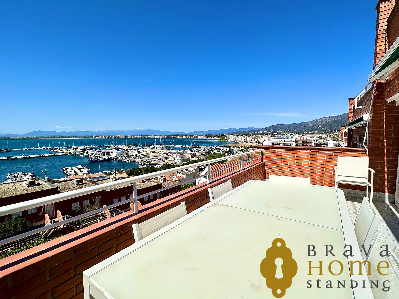 Magnificent renovated  apartment with sea views for sale in Roses