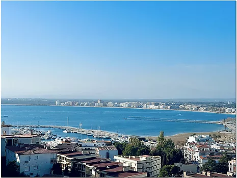 Nice apartment with and beautiful views of the Bay of Roses