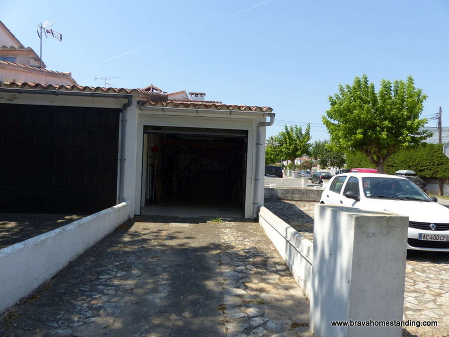 NICE APARTMENT IN A SMALL HARBOR WITH GARAGE AND MOORING FOR SALES IN EMPURIABRAVA
