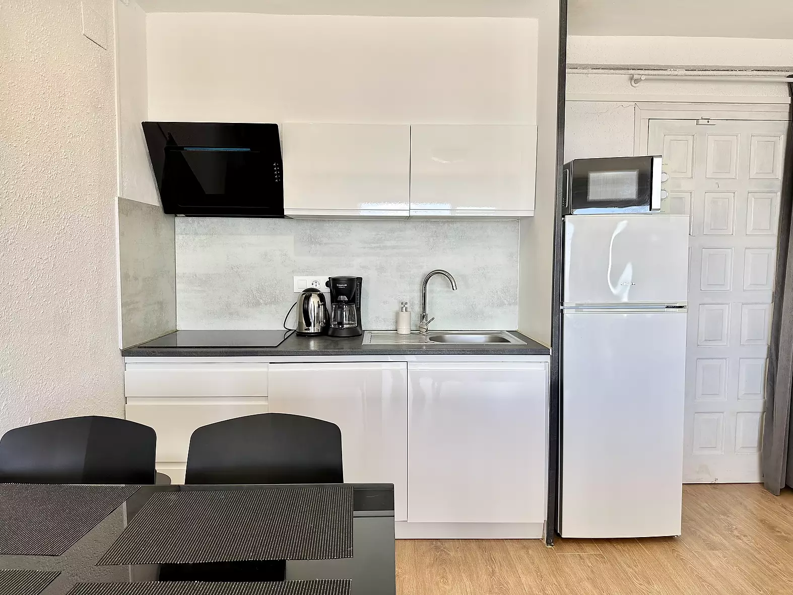 Charmant appartement, 1ère ligne de Plage à Empuriabrava avec Licence Touristique et Parking