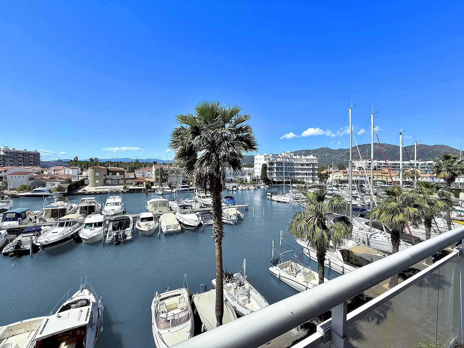 Apartment with terrace and marina views in Roses-Santa Margarita