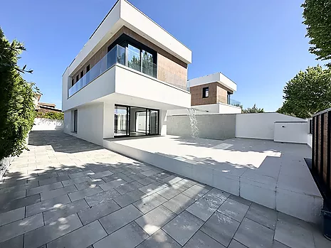 Casa de nueva construcción en una ubicación céntrica de Empuriabrava