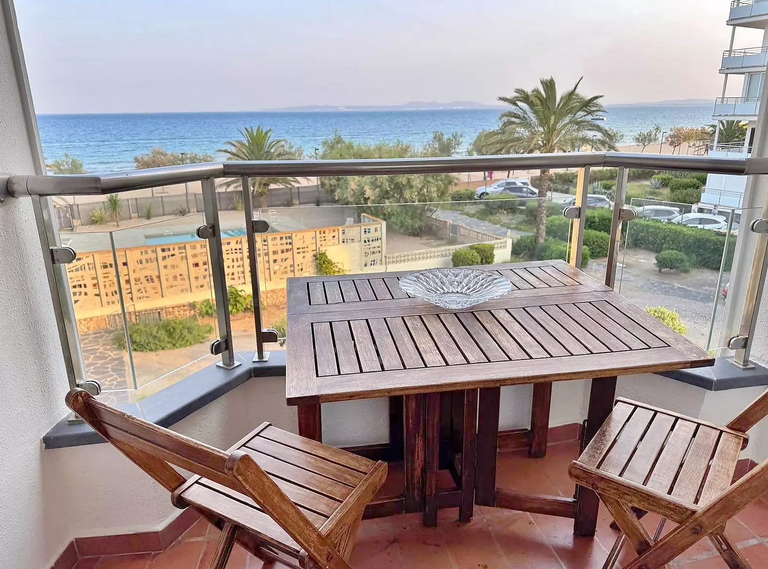 Apartment in Santa Margarita (Roses), with sea views, direct beach access, and private parking