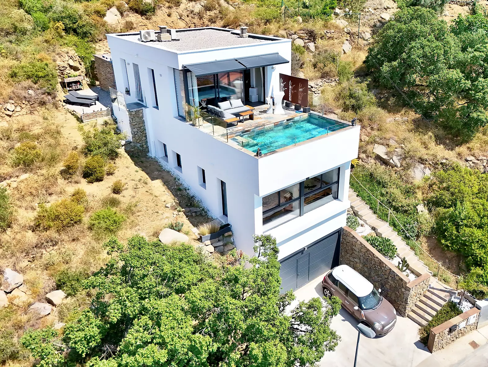 Roses - Contemporary villa with sea view, swimming pool, and garage