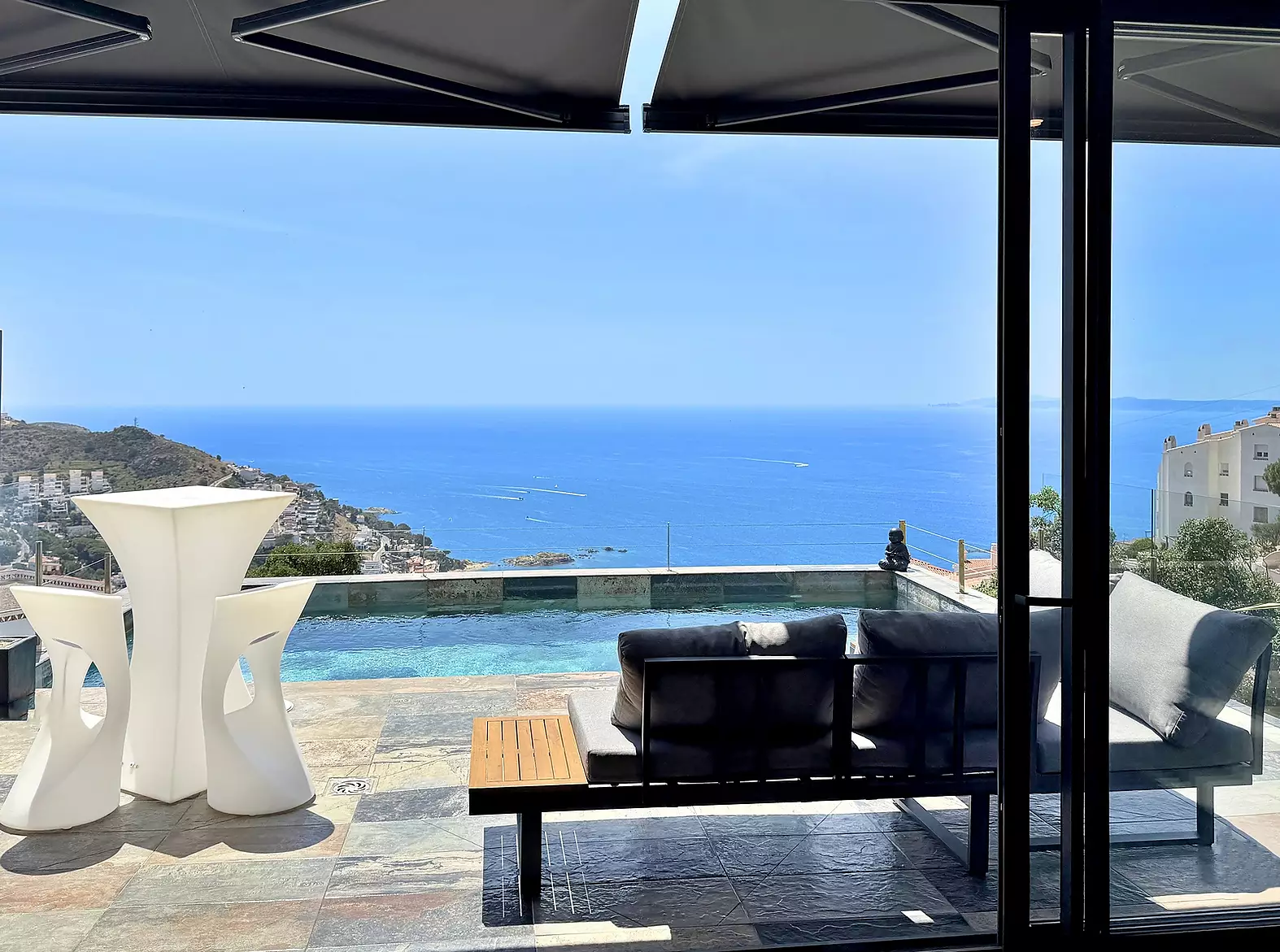 Roses - Contemporary villa with sea view, swimming pool, and garage