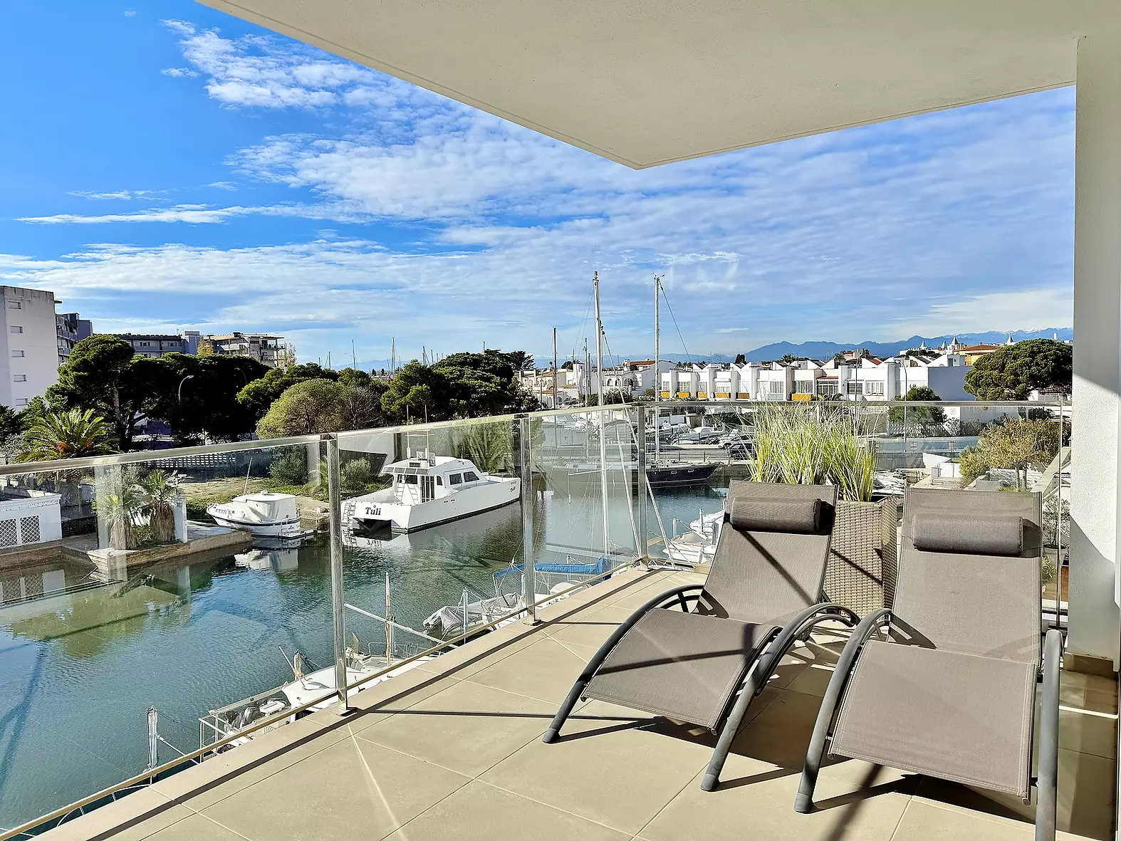 Apartment with Marina Views, Parking and Pool in Santa Margarita (Roses)