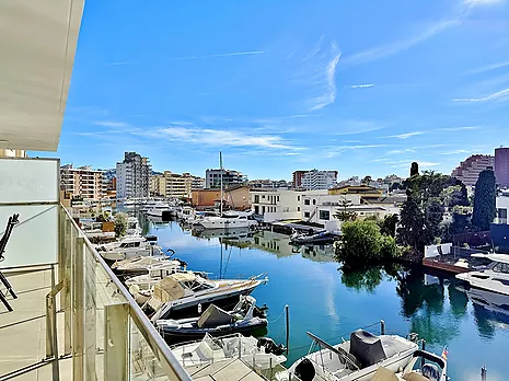 Apartamento con Vistas a la Marina, Parking y Piscina en Santa Margarita (Roses)