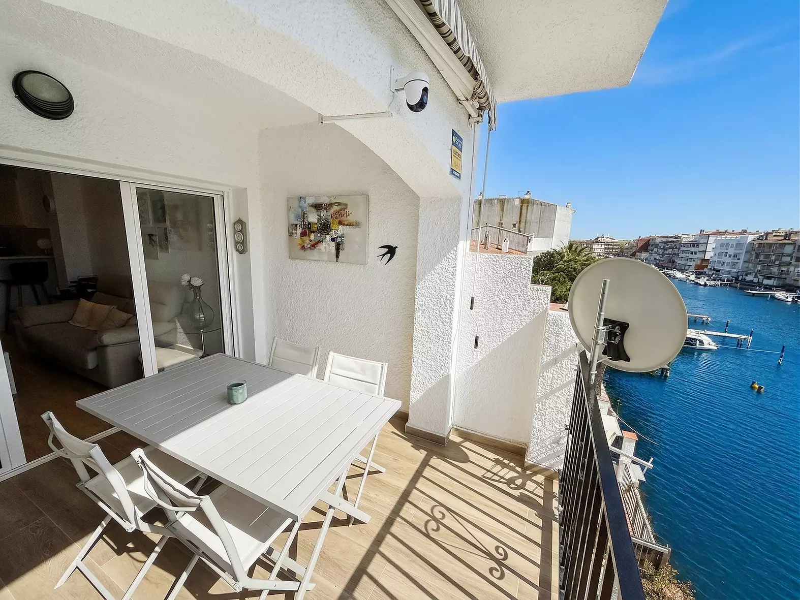 Apartament exclusiu, reformant amb vistes a la marina a Empuriabrava.