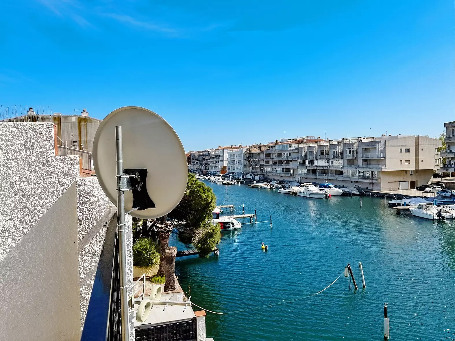 Apartament exclusiu, reformant amb vistes a la marina a Empuriabrava.