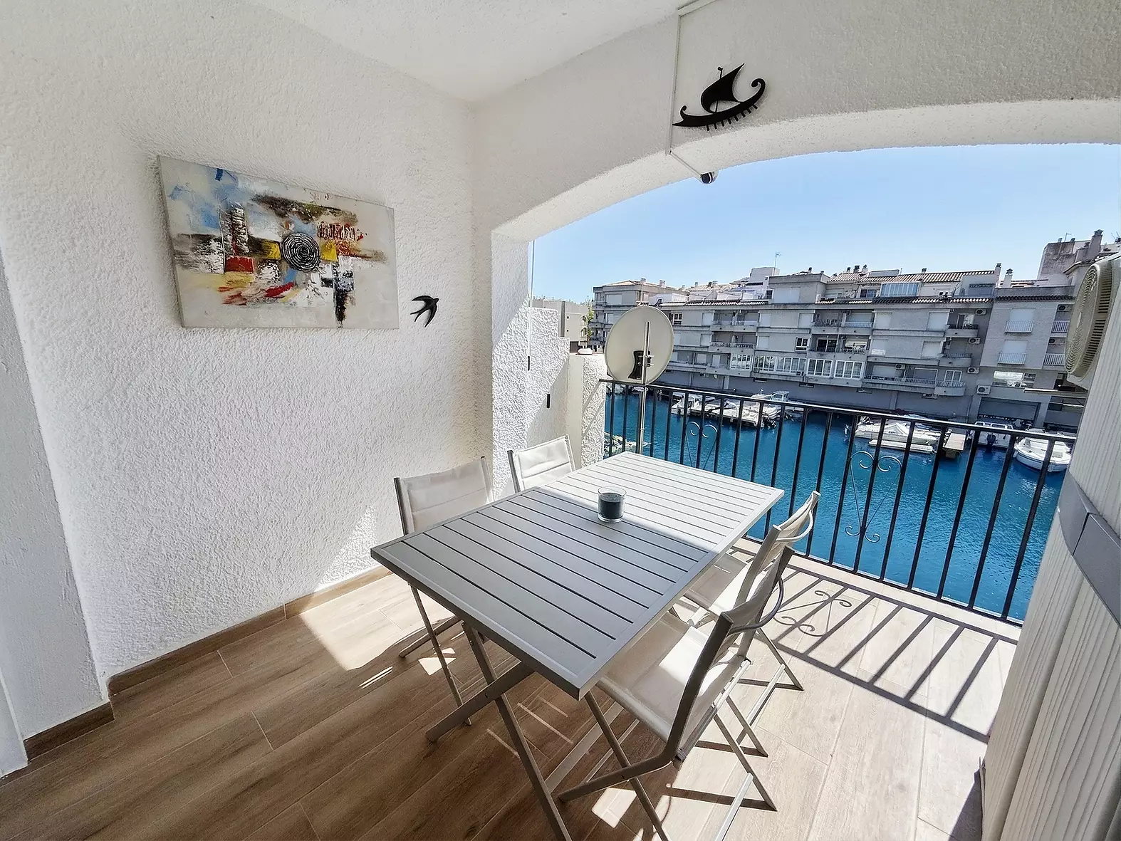 Apartament exclusiu, reformant amb vistes a la marina a Empuriabrava.
