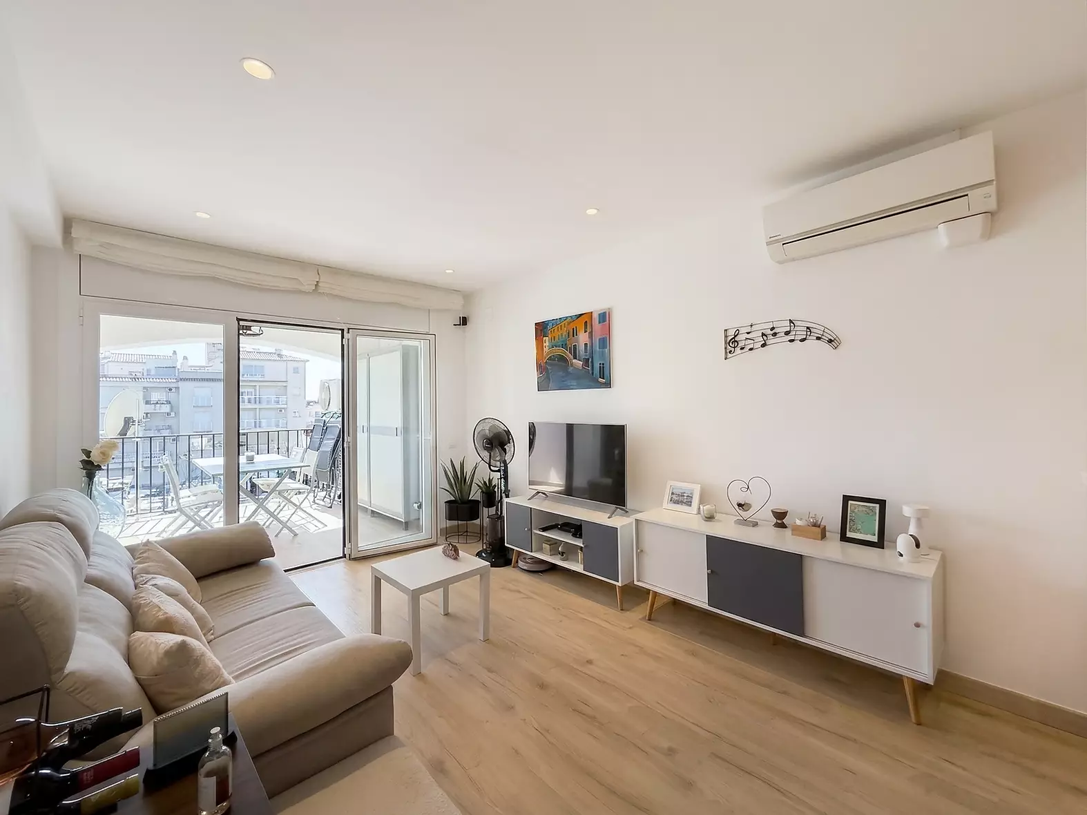Apartament exclusiu, reformant amb vistes a la marina a Empuriabrava.