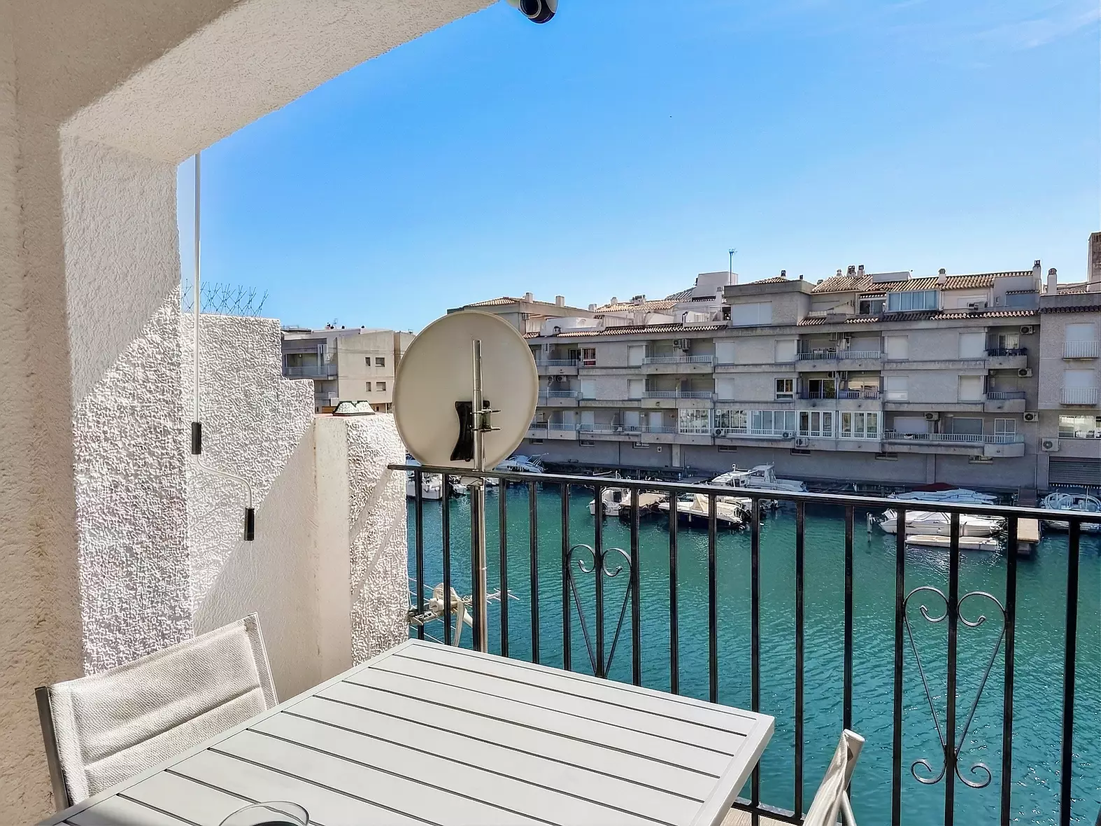 Apartament exclusiu, reformant amb vistes a la marina a Empuriabrava.