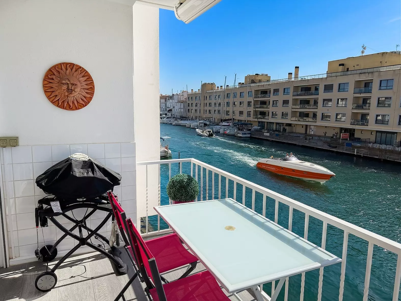 Wohnung mit Touristenlizenz und Terrasse mit Blick auf den Kanal in Empuriabrava