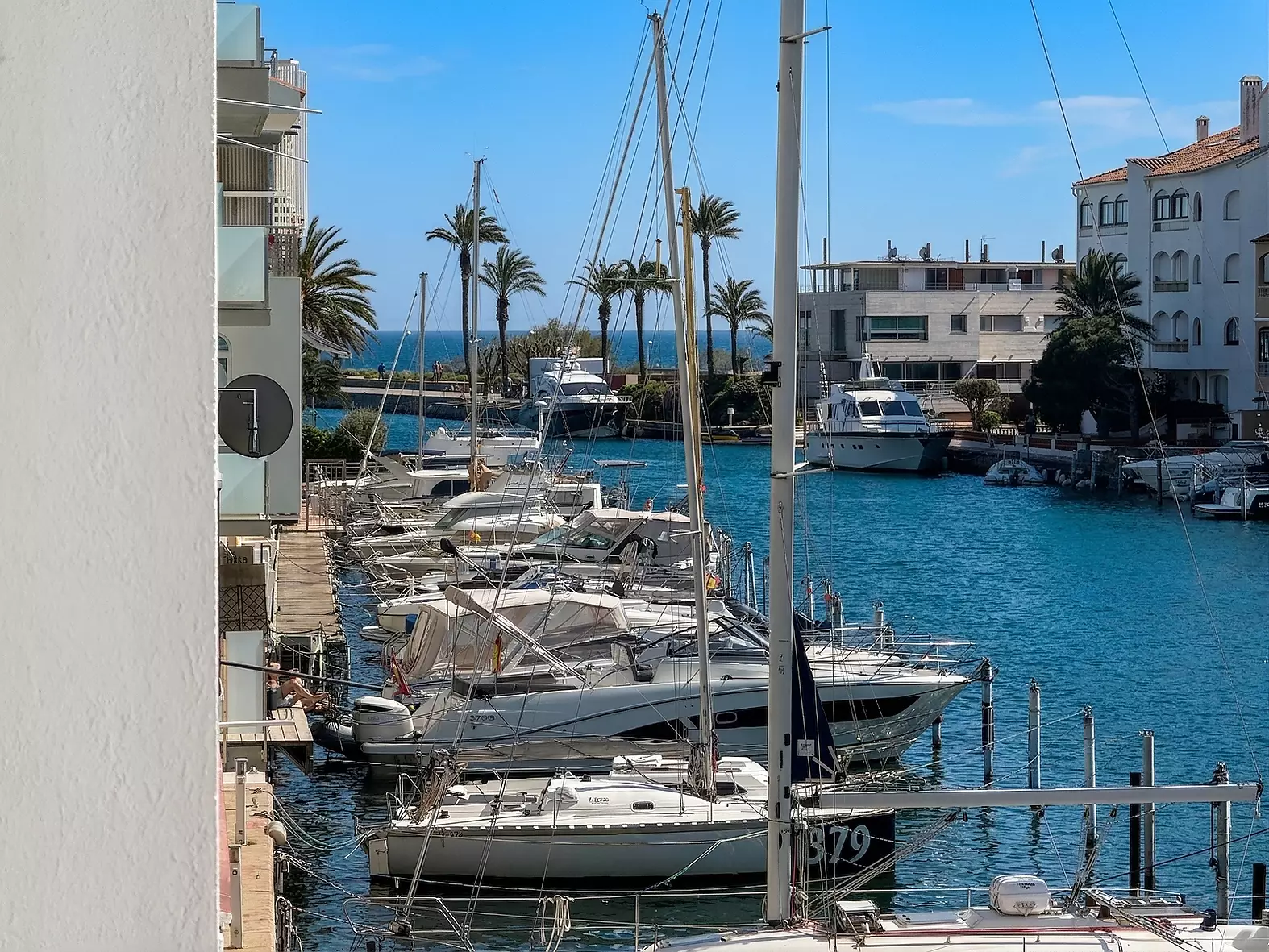 Wohnung mit Touristenlizenz und Terrasse mit Blick auf den Kanal in Empuriabrava